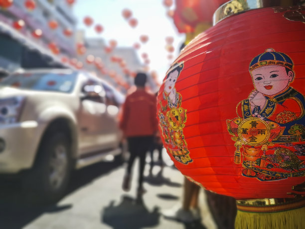 五彩缤纷的中国新年红色和金色的传统节日灯笼装饰着清迈市中心河流附近著名的传统清迈Worawot市场的一部分，同时游客和当地人通过街道欣赏装饰。图片下载