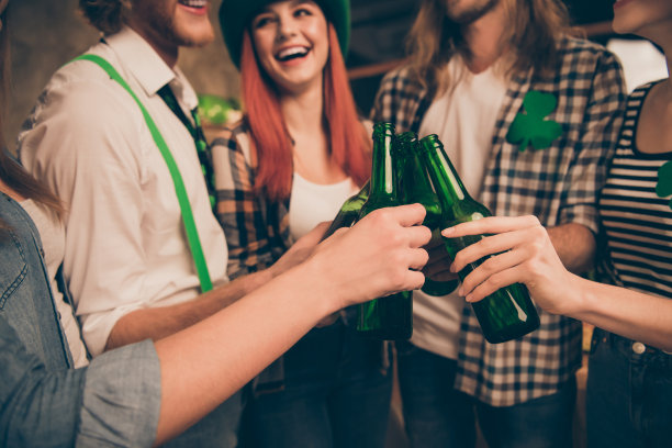 裁剪照片爱尔兰风格的传统聚会，st paddy day公司啤酒饮料在手上笑，笑，好祝酒，周末假期休息，放松聚会，绿色的衣服，衣服，时尚，时髦图片下载