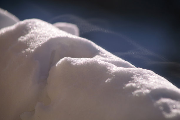 部分雪花毯背景、壁纸、图案、纹理、材质。冬天，家里的窗户被大雪覆盖，从里面看，近距离看。细看雪堆，冬天下雪。图片下载