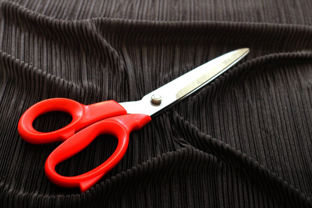 红色剪刀在布料上的照片图片下载