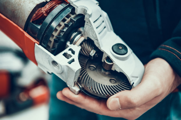 过道里的售货员拿着一台新的磨碟机图片下载