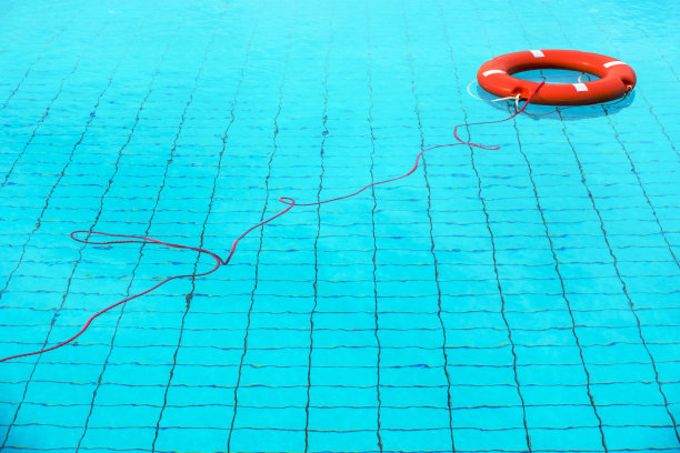 橙色救生圈漂浮在希腊游泳池图片下载
