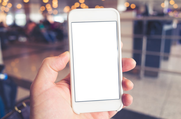 在机场使用智能手机应用程序图片下载