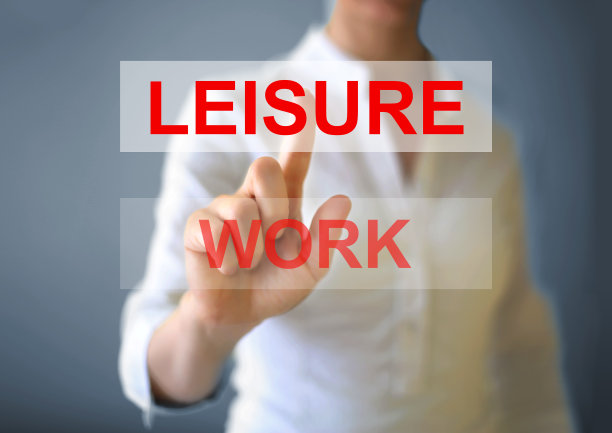 女商人选择“休闲”而不是工作。图片下载