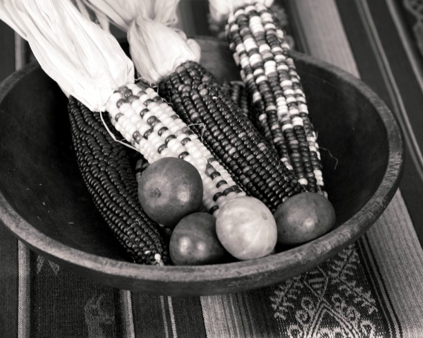 黑白照片的家庭装饰餐桌，秋天秋天感恩节氛围与大木碗图片下载