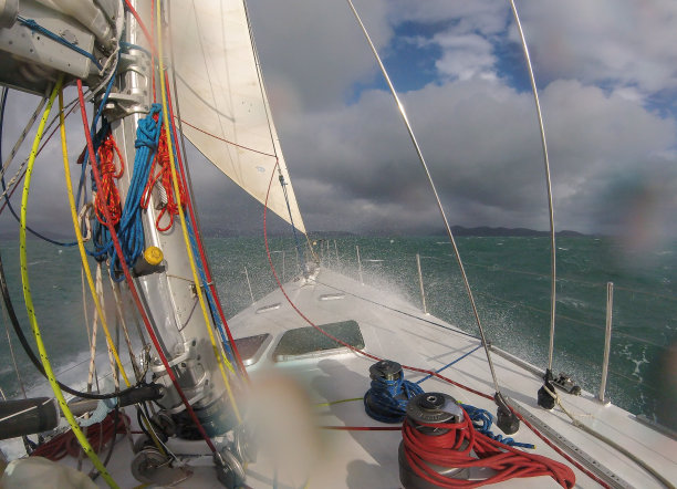 航行在圣灵岛的波浪中图片下载