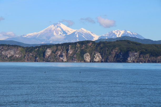 三兄弟峰，背景是阿瓦钦斯基火山和科泽利斯基火山图片下载
