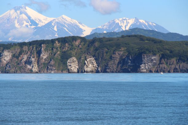 三兄弟峰，背景是阿瓦钦斯基火山和科泽利斯基火山图片下载