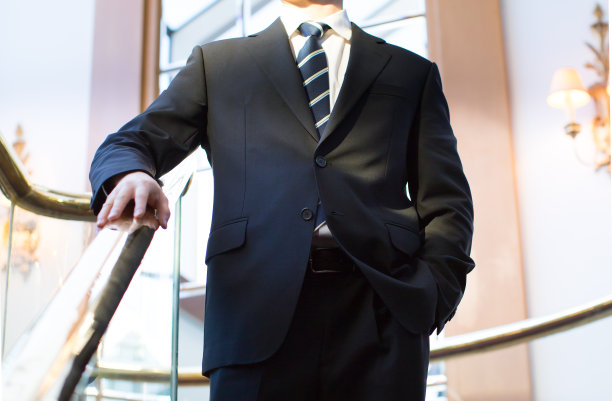 商人孤立。手插在口袋里的男人。富人奢侈生活方式的概念照片。优雅的商人在豪华家庭办公室。财富的概念。图片下载