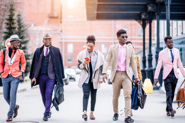 漂亮的女人正在看照片，同时与同事散步图片下载