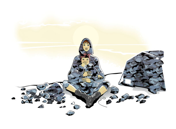 一位穿着白色迷彩服的妇女坐在雪堆上，膝盖上坐着一个小孩图片下载