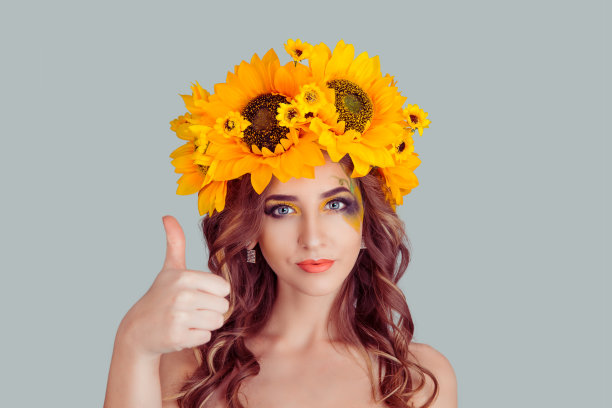 带花头带的女人竖起大拇指，像手势一样图片下载