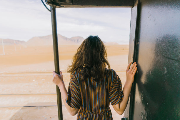 穿着老式火车的女人素材图片