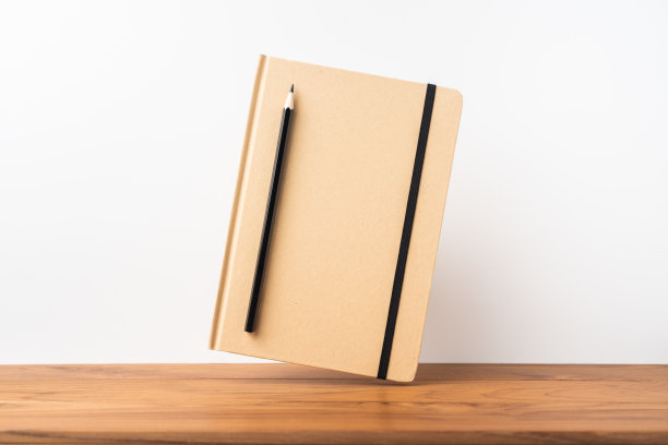 木地板上的牛皮纸笔记本透视图图片下载