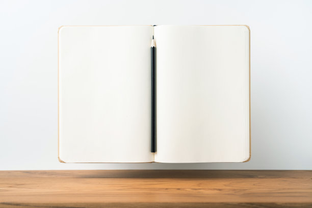 木地板上的牛皮纸笔记本透视图图片下载