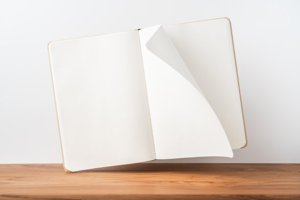 木地板上的牛皮纸笔记本透视图图片下载