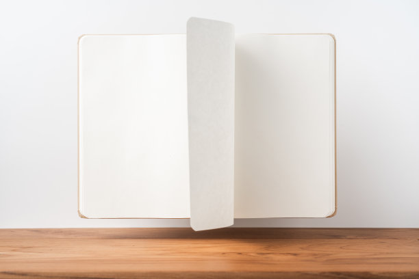 木地板上的牛皮纸笔记本透视图图片下载