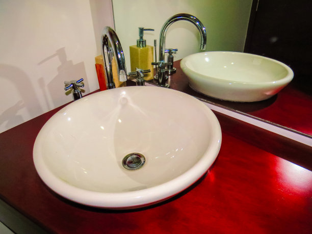 镜中反射的精致浴室水槽图片下载