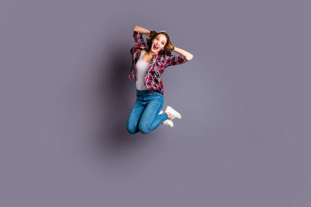 她的全长身体尺寸视图肖像，她很酷，有光泽，看起来有吸引力，可爱的运动可爱，迷人的，愉快的，愉快的波浪头发的女士，我的天，生活孤立在灰色的背景图片下载