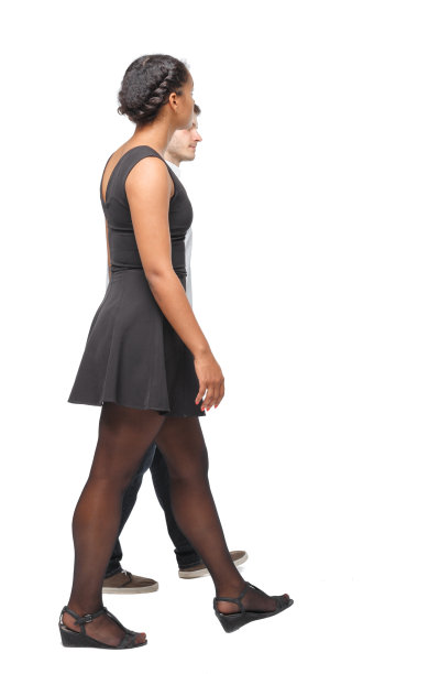 跨种族情侣的侧视图。图片下载