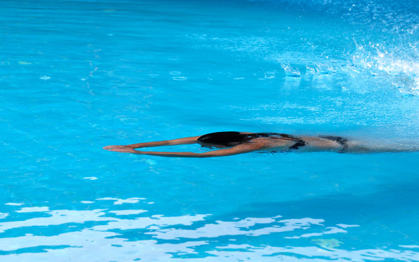 女人在露天游泳池游泳图片下载