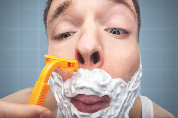 一个男人刮胡子的滑稽肖像图片下载