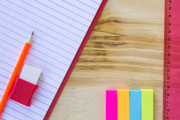 学校和绘画用品，放在木桌上。练习本、铅笔、橡皮、便利贴和尺子。与复制空间。图片下载