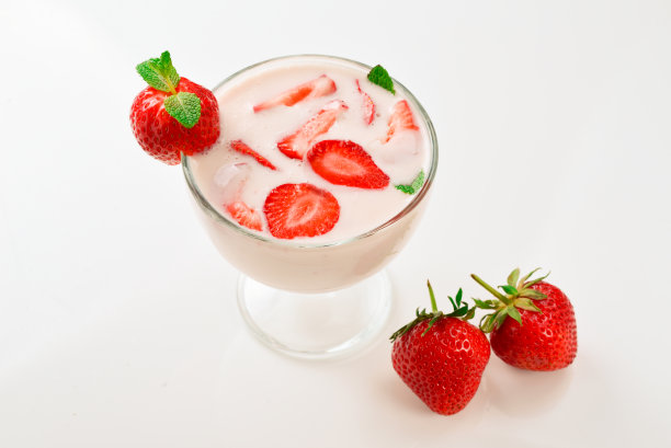 白盘子里的新鲜草莓摆在桌上，俯视图。图片下载