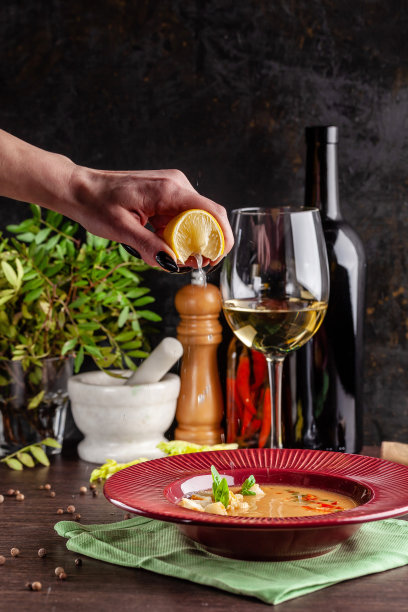 欧洲的西班牙美食。夏季番茄汤福音书配饼干，还有蔬菜。桌上有白葡萄酒。特写镜头的背景图片。餐厅里漂亮的上菜菜肴。图片下载