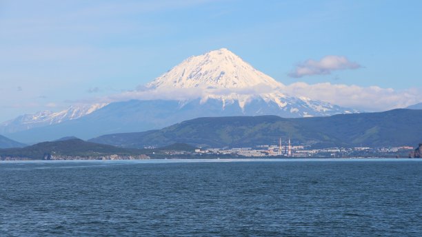 科里亚克斯基火山耸立在堪察加彼得罗巴甫洛夫斯克市上空图片下载