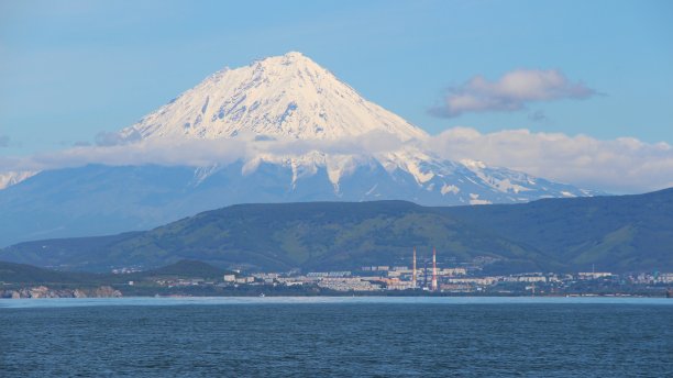 科里亚克斯基火山耸立在堪察加彼得罗巴甫洛夫斯克市上空图片下载