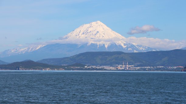 科里亚克斯基火山耸立在堪察加彼得罗巴甫洛夫斯克市上空图片下载