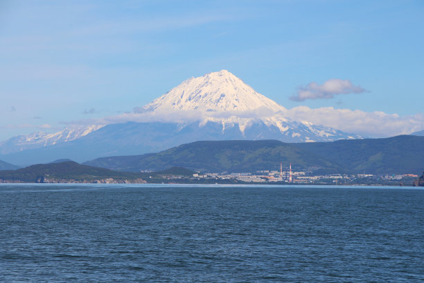 科里亚克斯基火山耸立在堪察加彼得罗巴甫洛夫斯克市上空图片下载