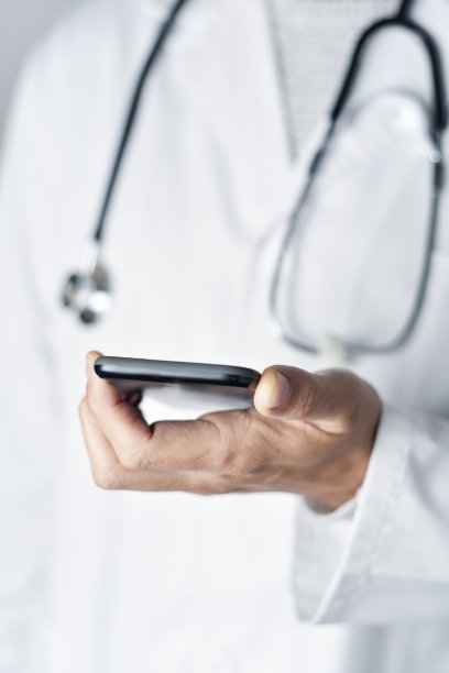 医生在用智能手机图片下载