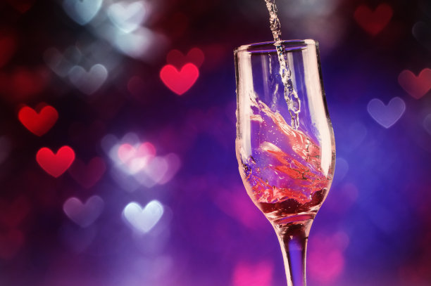 在心形灯上放一杯香槟图片下载