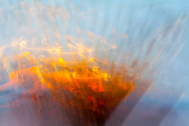 抽象模糊光效果的橙色波在蓝色的背景。移动相机的长曝光照片图片下载