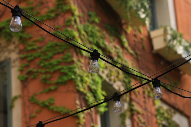 装饰小镇的电缆灯图片下载