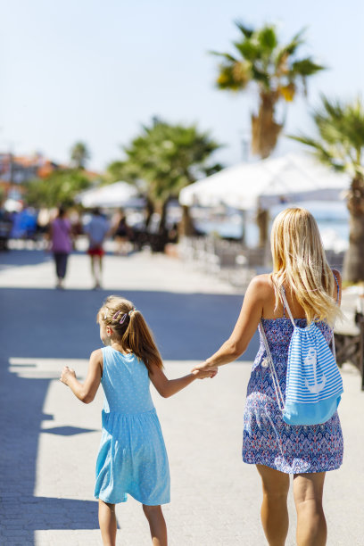 母亲和女儿一起在希腊度假胜地散步图片下载