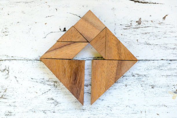 在古老的白木背景上，以箭头为方形的七弦琴拼图图片下载