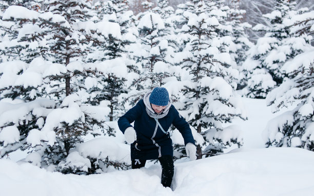 快乐成熟的女人享受在公园在冬天图片下载