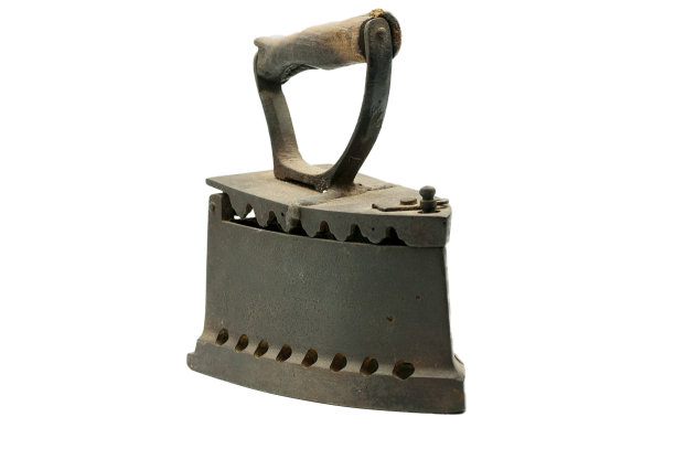 白色背景的旧熨斗图片下载