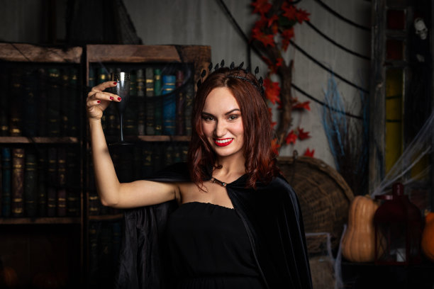 室内穿着黑衣服的漂亮年轻女子图片下载