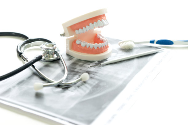 牙科医生在桌子上做假牙和牙齿x光检查图片下载