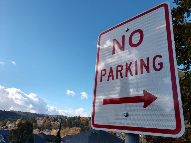 在风景如画的太平洋西北地区前景上的一个标志图片下载