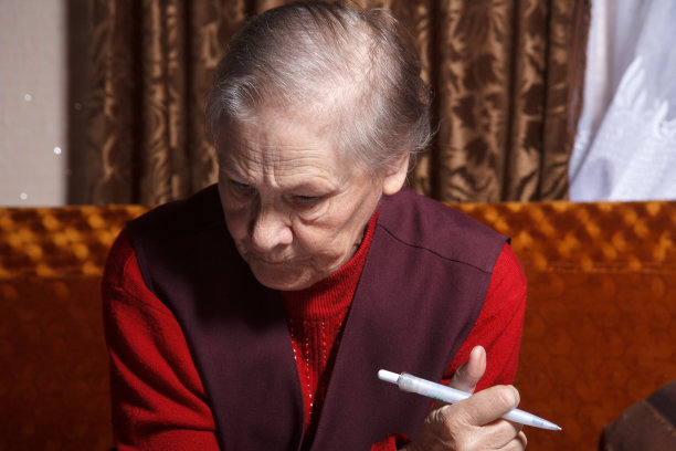 拿笔的老妇人图片下载