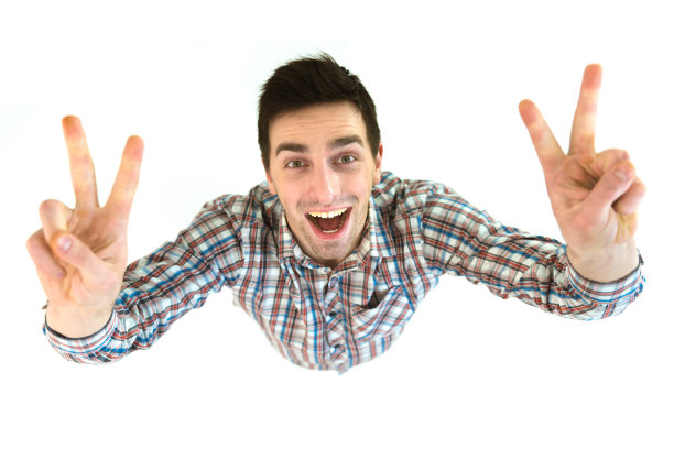 微笑的男人在白色的背景上伸出两根手指。从上面的观点图片下载