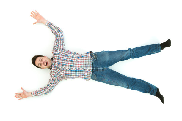 那人躺在白色的背景上做手势。从上面的观点图片下载