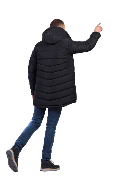 一个男人用手指着走路的背影。图片下载