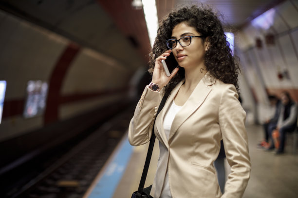 候车时使用手机图片下载