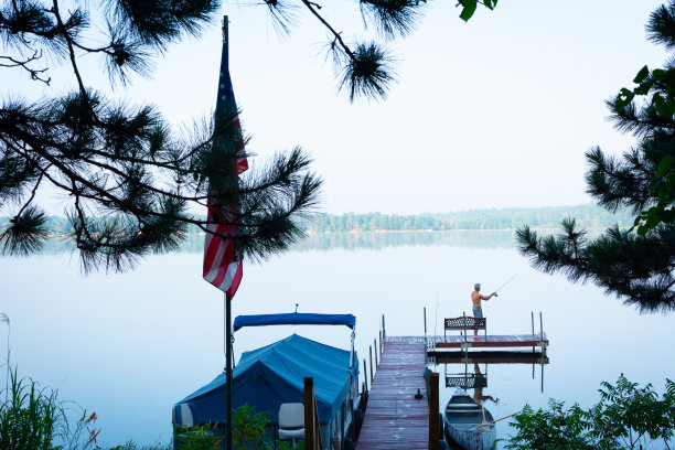 在宁静的湖边钓鱼的人图片下载